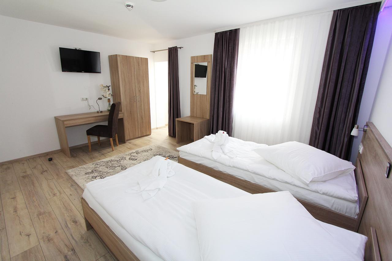 Pension Villa Colosseo Im Herzen Von ไมนิงเงิน ภายนอก รูปภาพ